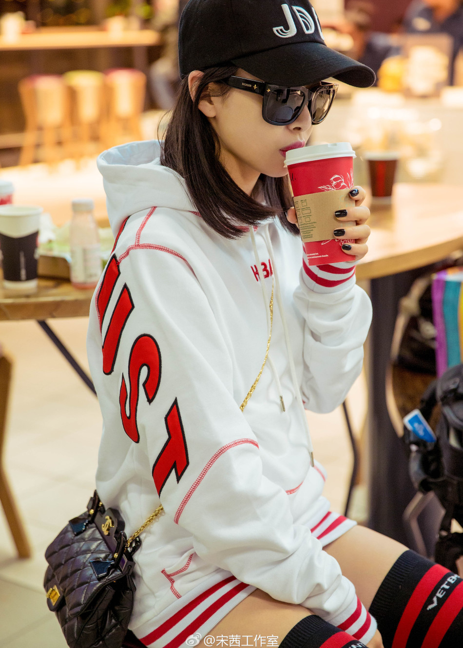 每日美搭 宋茜连帽卫衣配长袜秀美腿