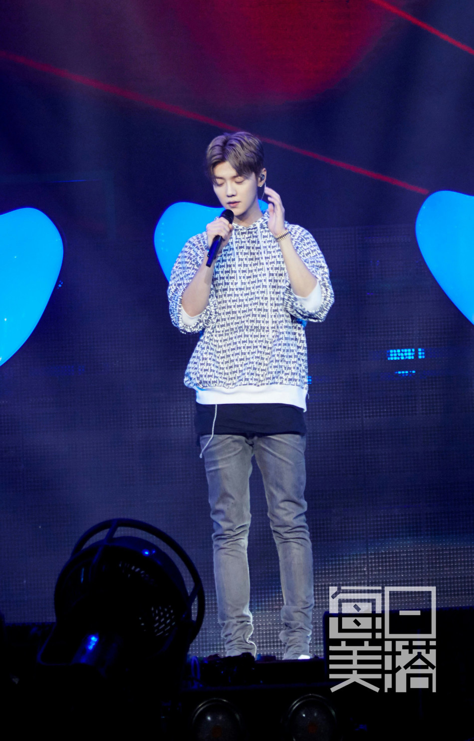 每日美搭 鹿晗卫衣配牛仔清爽帅气