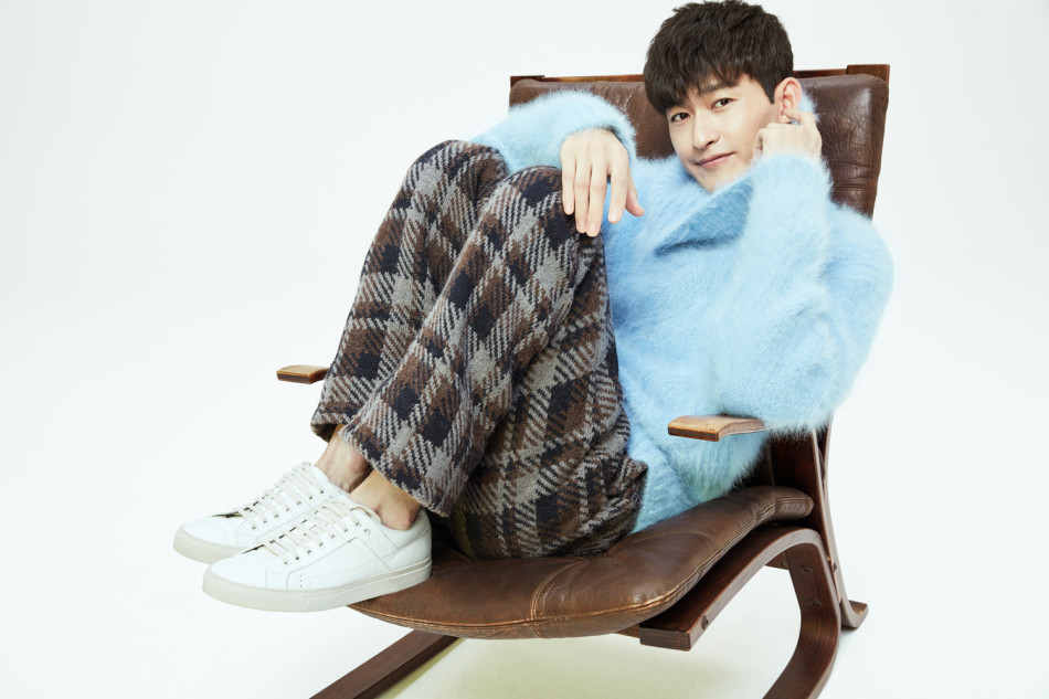 每日美搭 张翰毛衣配格纹裤化身冬日暖男