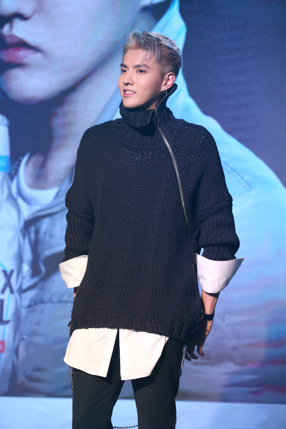 每日美搭 吴亦凡毛衣配短靴帅气不羁