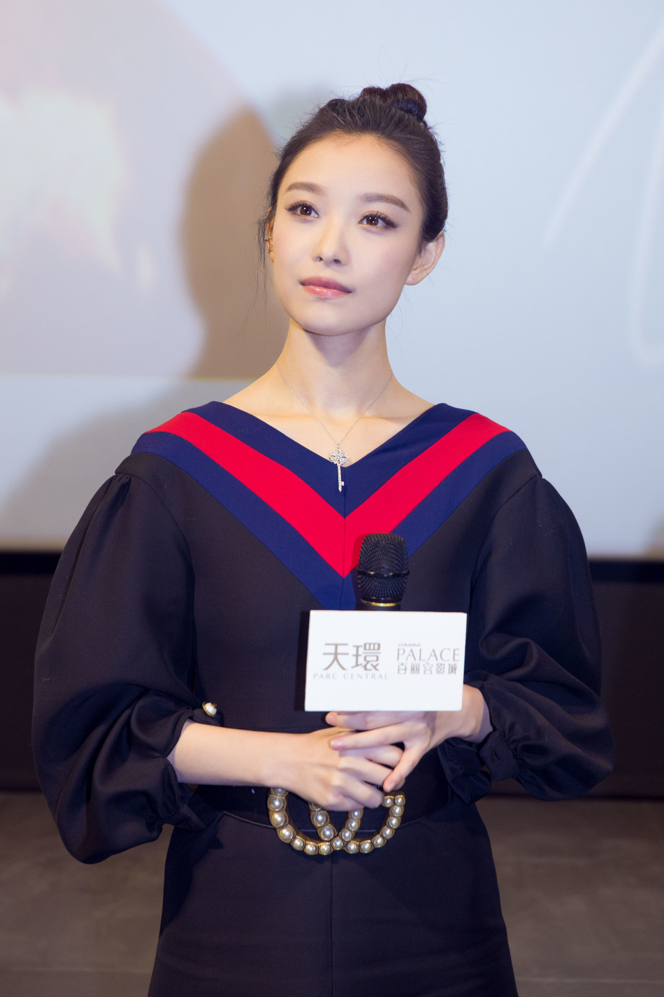 倪妮现身电影路演 丸子头优雅俏皮