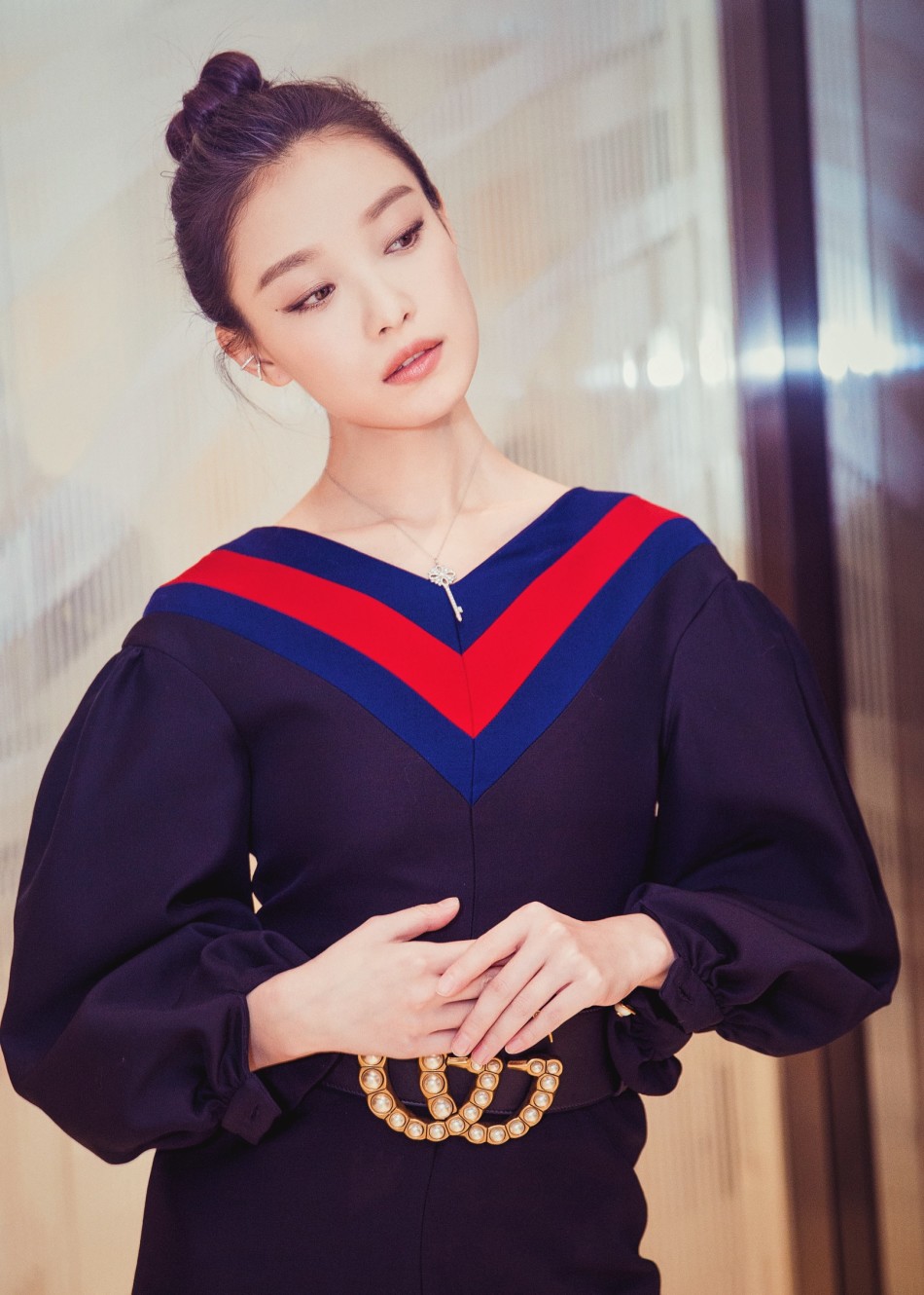 倪妮现身电影路演 丸子头优雅俏皮