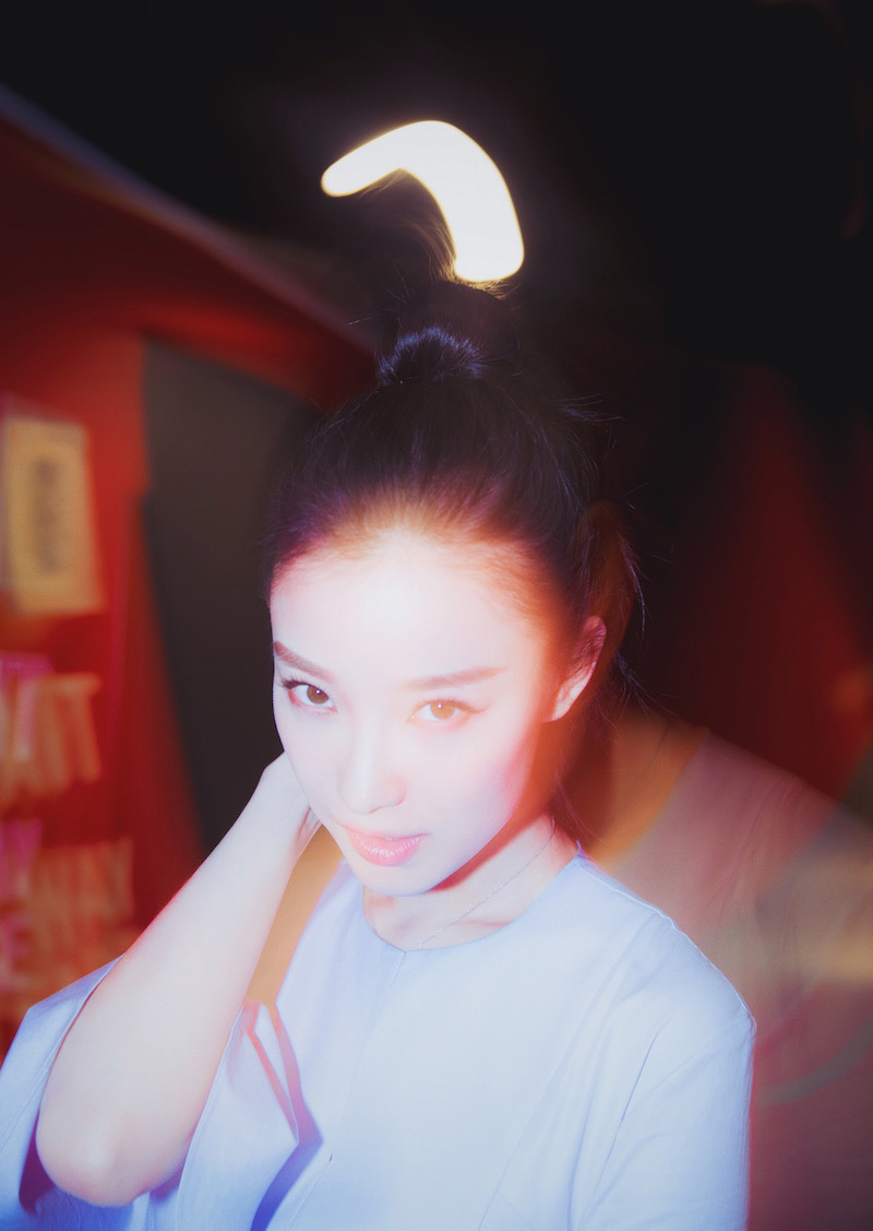 倪妮亮相电影宣传 蓝色短裙"凉夏"十足