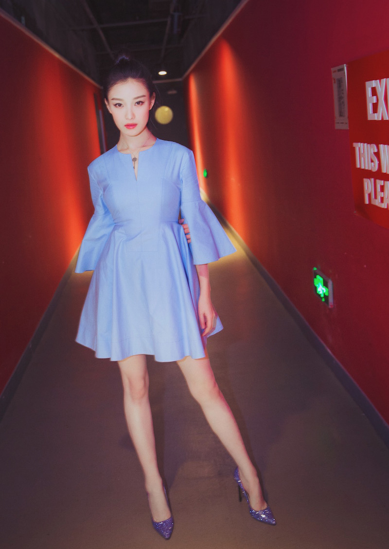 倪妮亮相电影宣传 蓝色短裙"凉夏"十足