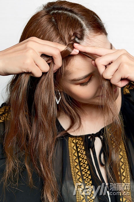 step1:将发缝一侧斜分,从头顶开始紧贴头皮编发.