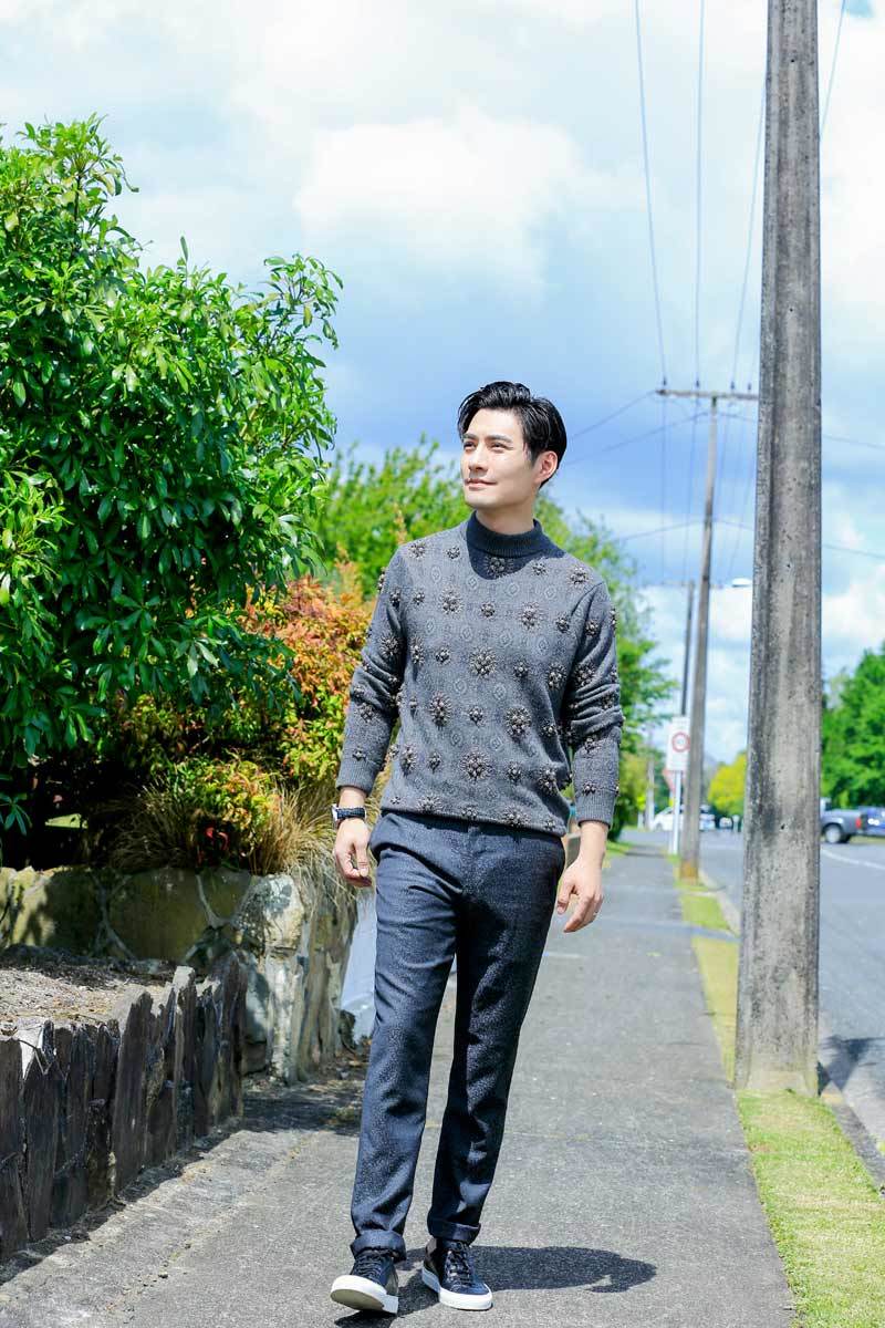 严屹宽变画中美男 刺绣毛衣玩转时尚诱惑