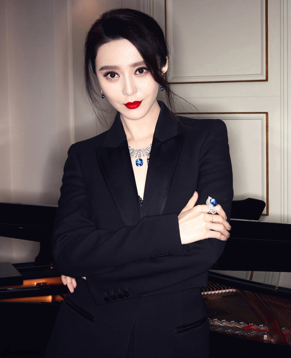 明星爱大牌:范爷穿西装 蕾丝内衣性感外露