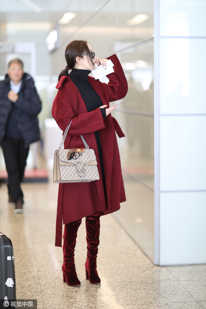 每日美搭 杨幂酒红色大衣妩媚气场