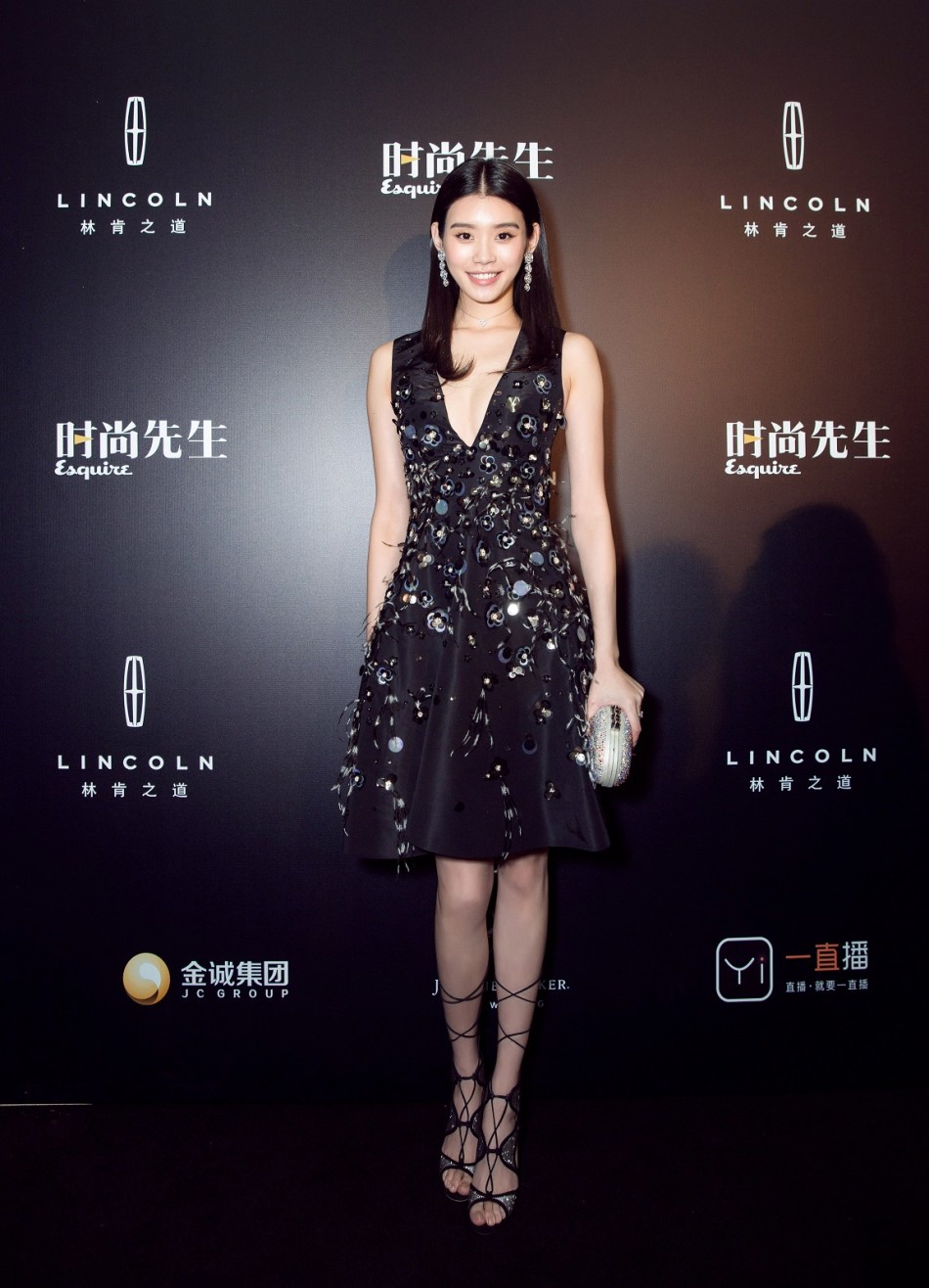 明星爱大牌 维密超模奚梦瑶深v放肆秀美腿