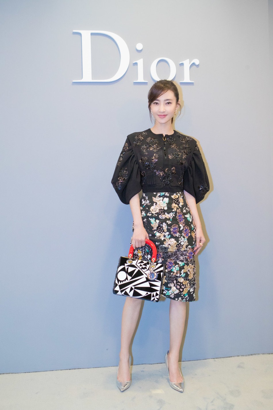 王丽坤出席活动气质典雅 着刺绣连衣裙复古精致