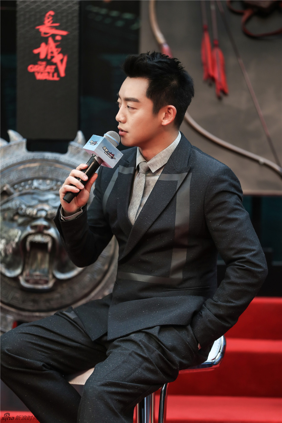 明星爱大牌:小猎豹郑恺穿西装变制服暖男