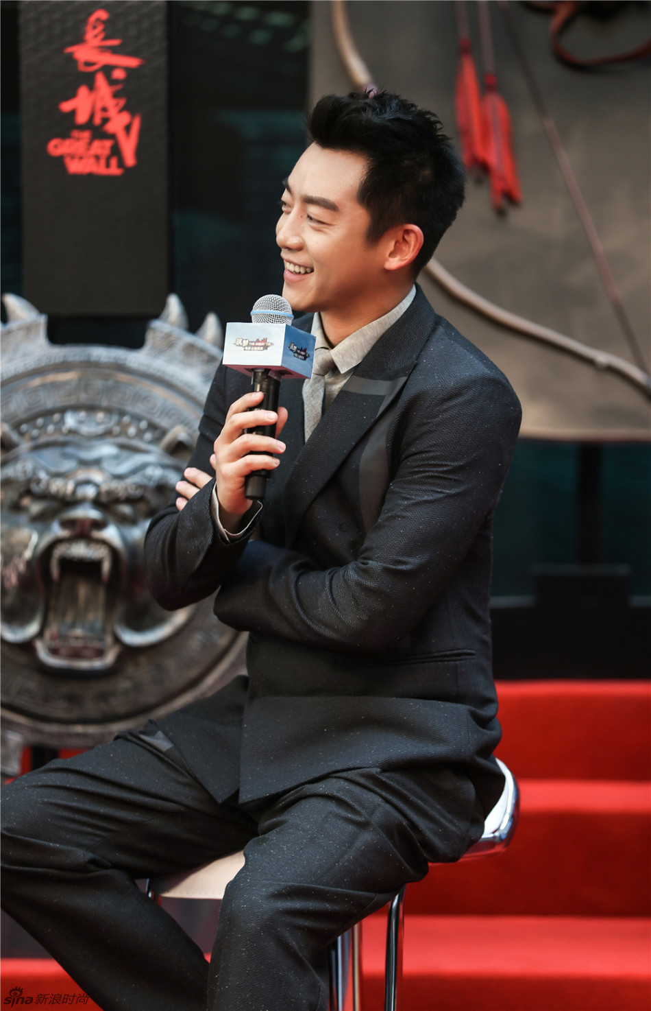 明星爱大牌:小猎豹郑恺穿西装变制服暖男