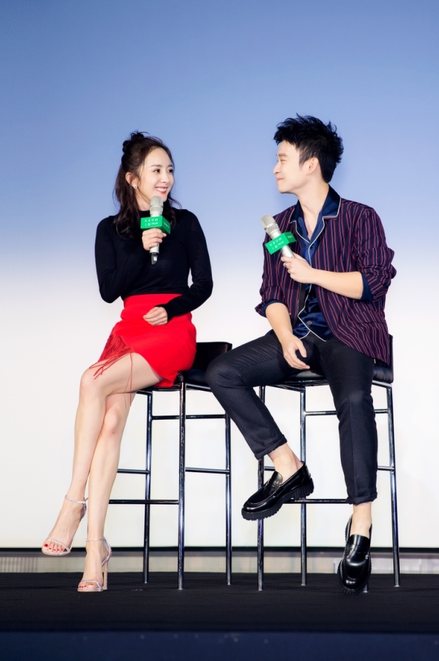 董子健生日杨幂祝三年抱俩 约泰国看表演
