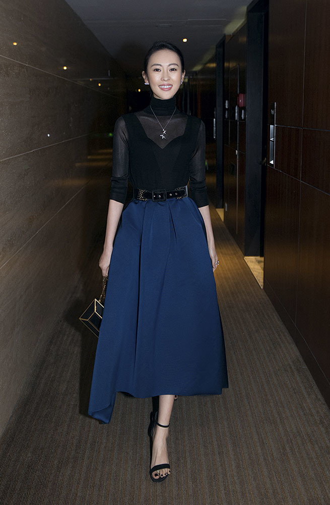 童瑶蓝裙出席颁奖盛典 高贵优雅似黑天鹅