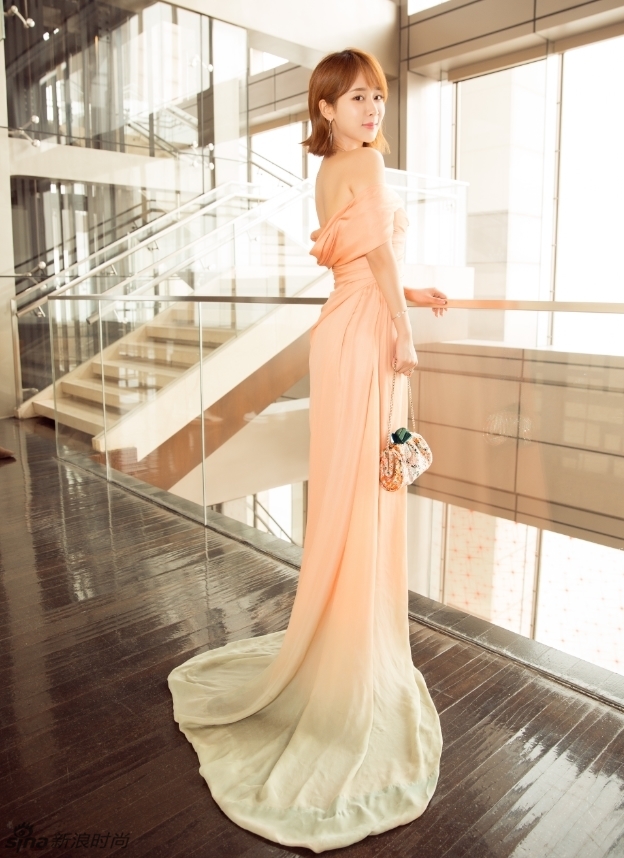 杨紫穿一字肩礼服变身优雅女神