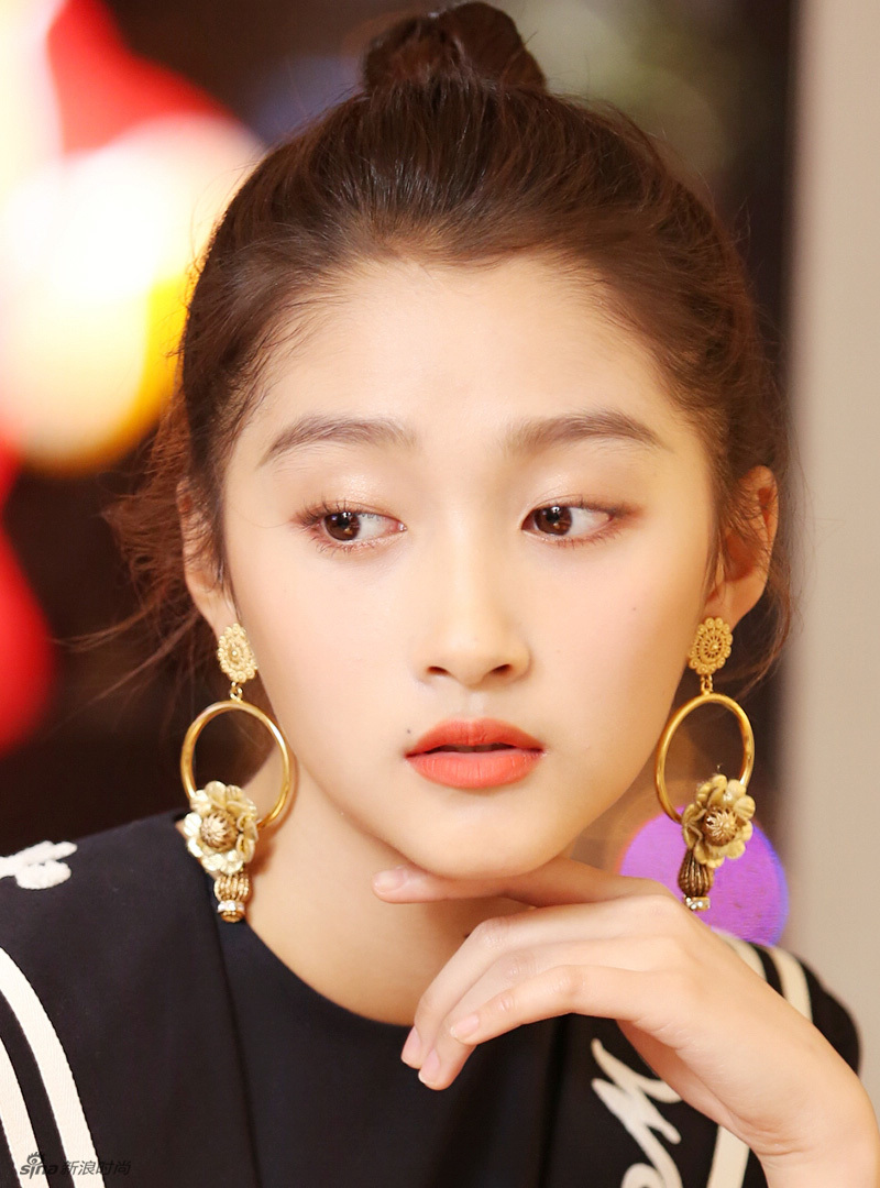 女星妆容红榜:周冬雨 支持   键翻阅图片 列表查看 猜你喜欢 4 / 8