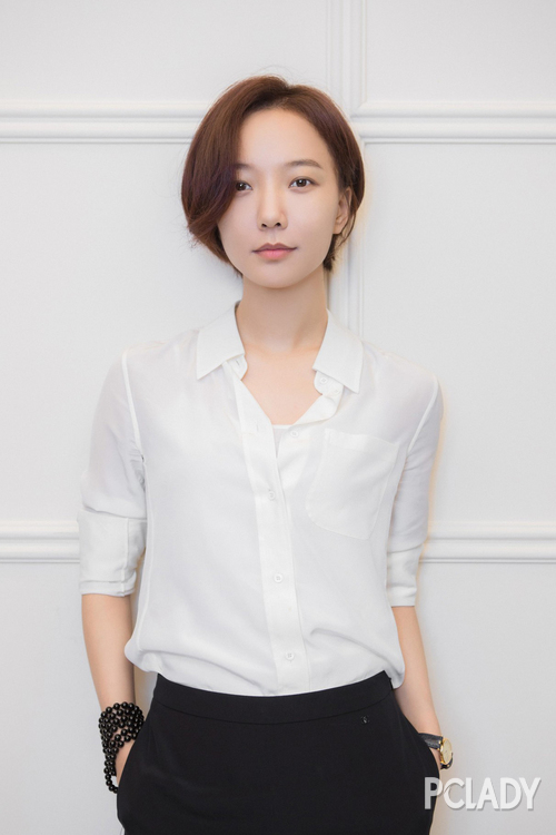 好不做作,前发偏分修饰测验,这款左右不对称的短发让王珞丹有了一些