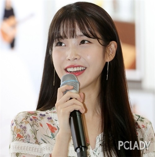 校花同款微卷长发搭配八字空气刘海,倍显甜美少女气息.