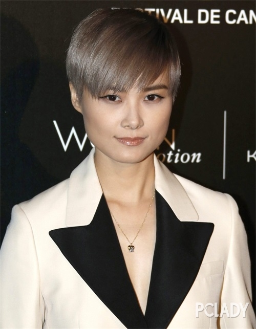 上榜理由:别以为白发苍苍只是形容爷爷奶奶的啦,灰色染发的出现让时尚