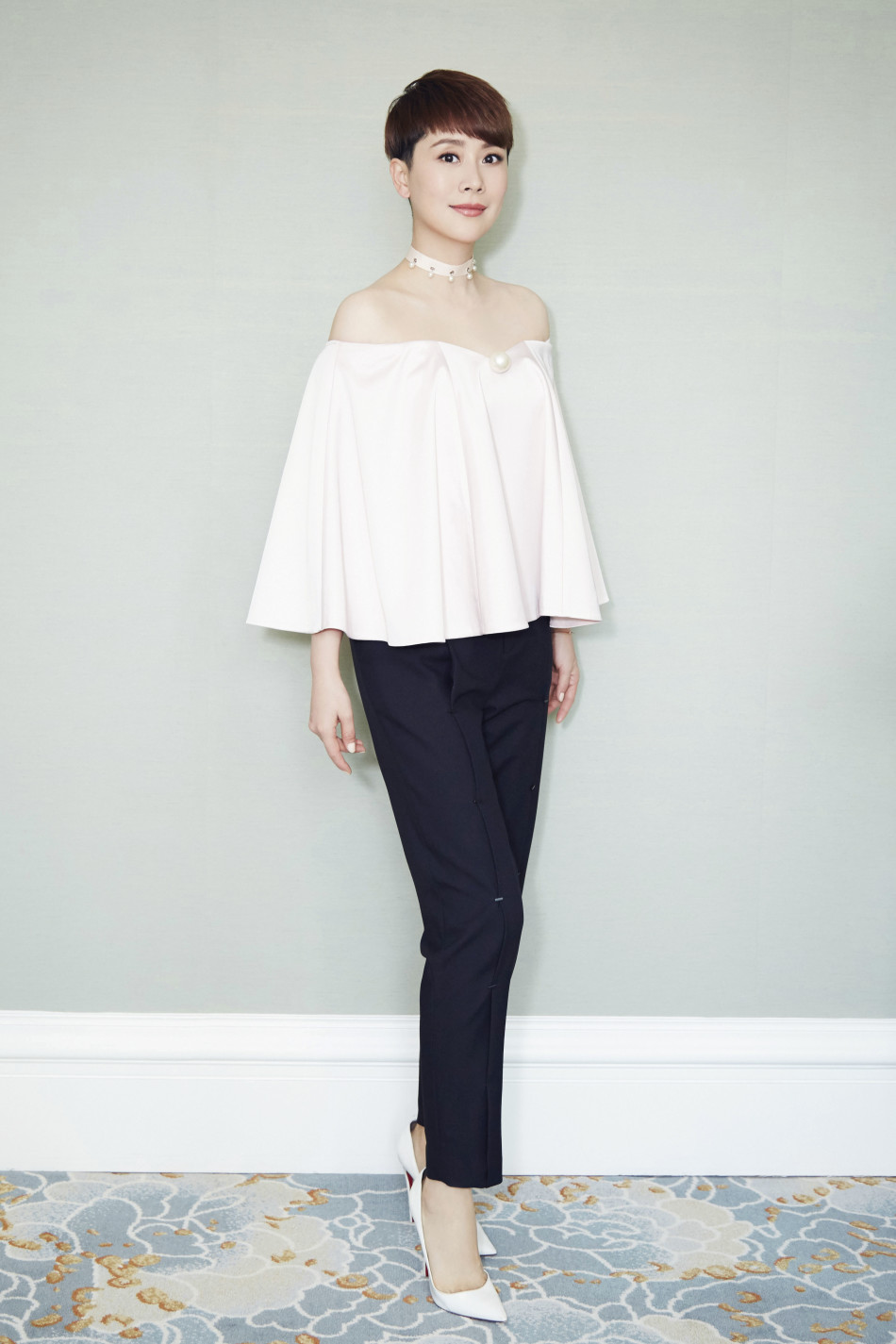 海清粉嫩出席公益活动 一字领小秀香肩