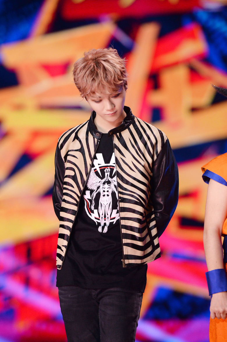 鹿晗献唱跨年晚会 夹克造型尽显巨星风貌