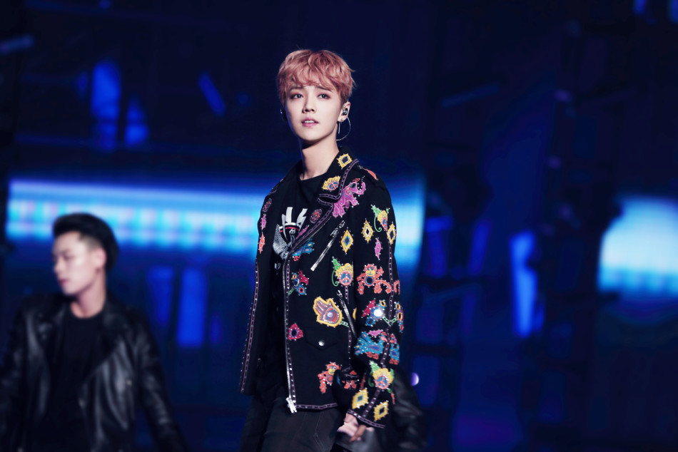 鹿晗献唱跨年晚会 夹克造型尽显巨星风貌