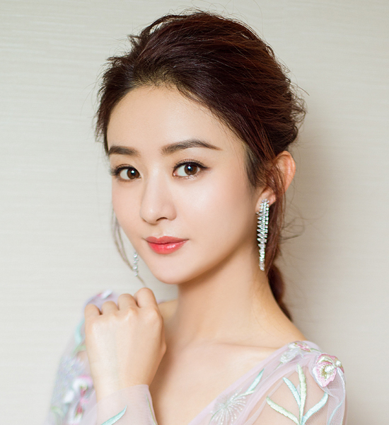 赵丽颖用编发将发型打造的十分精致.