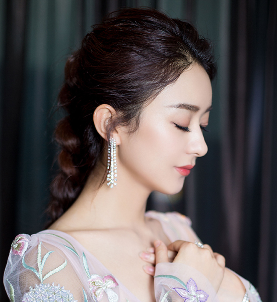 侧面一看更美哦~圆润蓬松的编发是打造赵丽颖这款发型的关键.