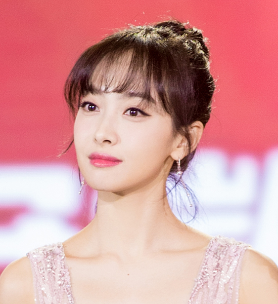 宋茜新换的空气刘海和丸子头十分搭,减龄效果也非常好呢~精致的发型更