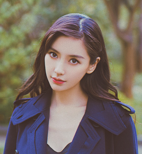 angelababy的偏分卷发柔软细腻,让怀孕的她更显温婉优雅.