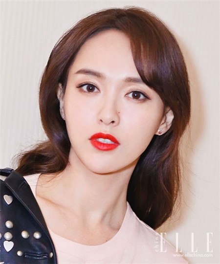 随心所欲的刘海只偏于一侧也能起到修饰额头的作用,保留自然弧度和