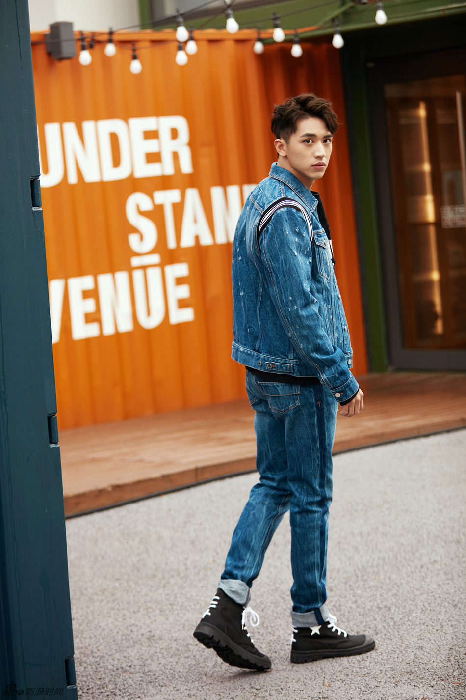 明星爱大牌许魏洲穿牛仔亮相街头帅气有型