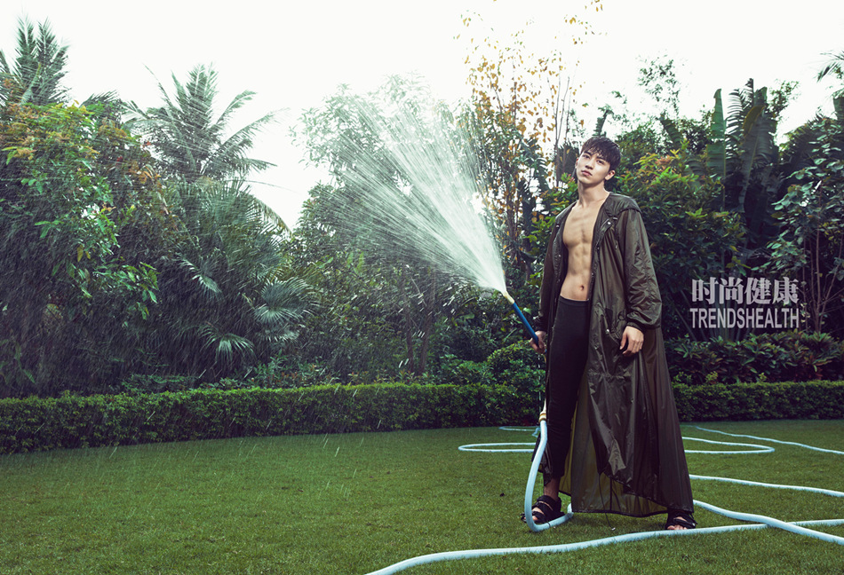 画报中,许魏洲一改邻家男孩形象,展现了他运动健康