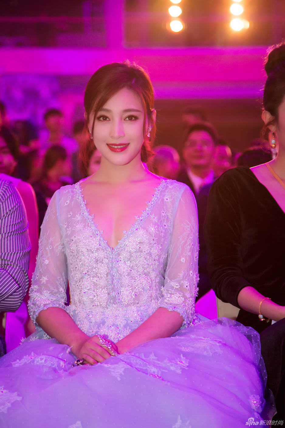 甘婷婷亮相南方盛典冰雪女王造型秀好身材