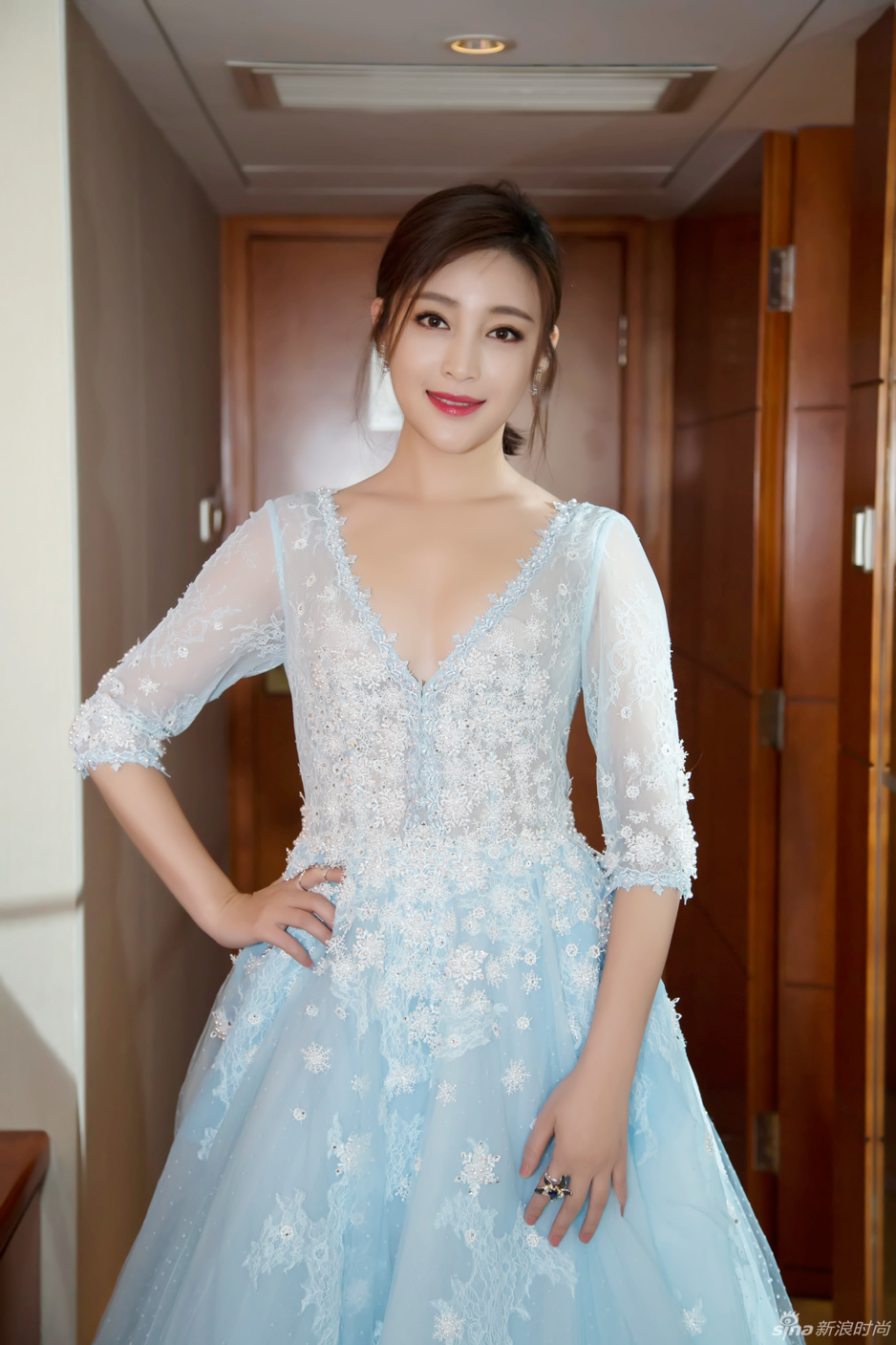 甘婷婷亮相南方盛典 冰雪女王造型秀好身材