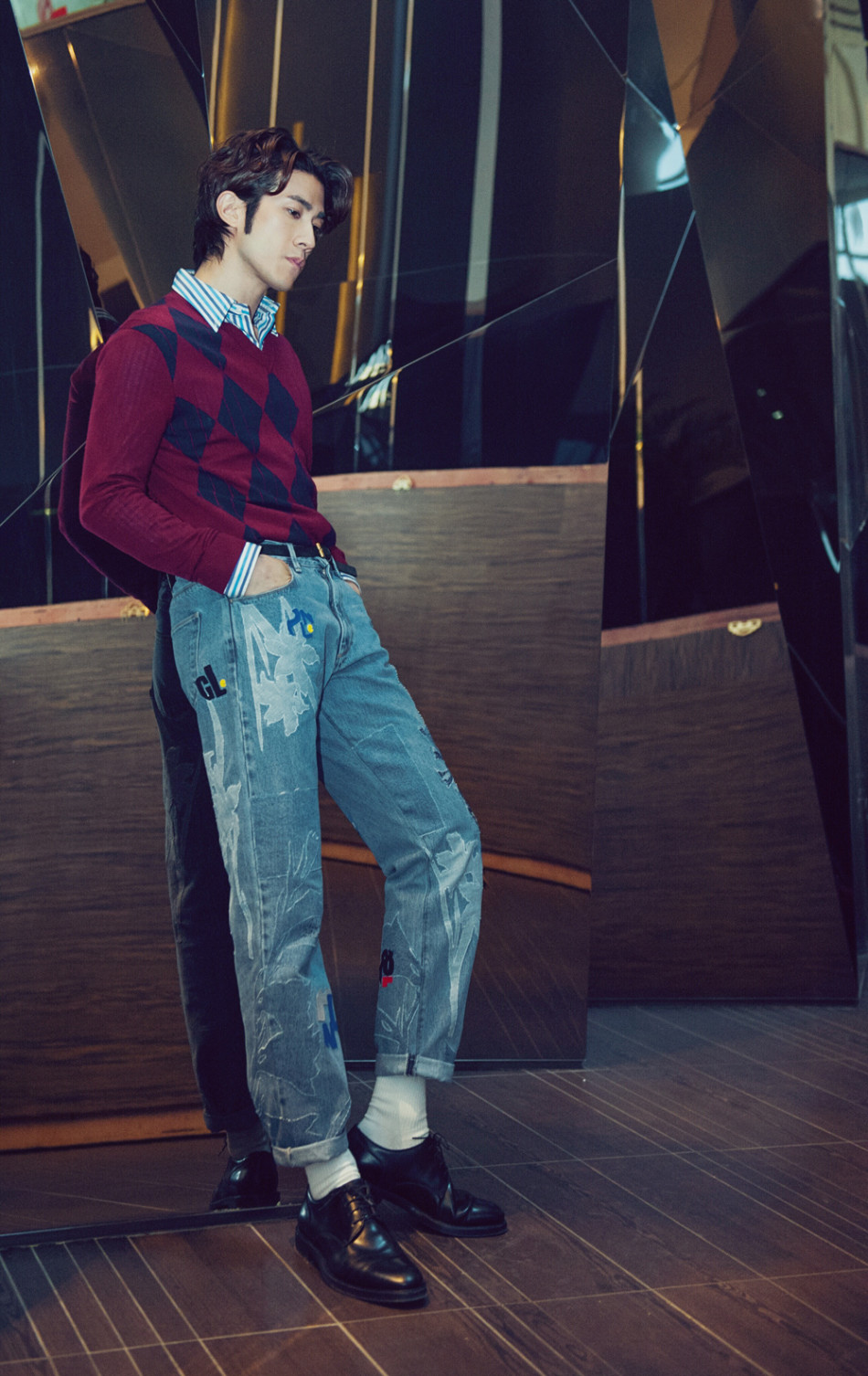 每日美搭 李治廷菱格毛衣上身文艺复古