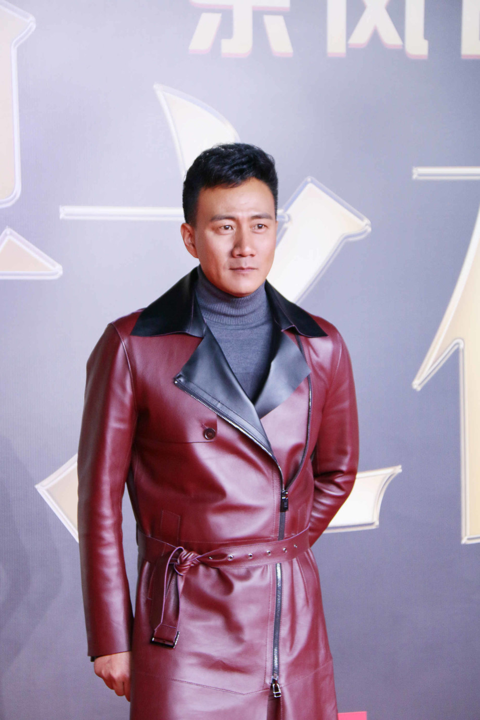 胡军身着双色皮衣亮相盛典 酷帅有型一举斩双奖_高清图集_新浪网