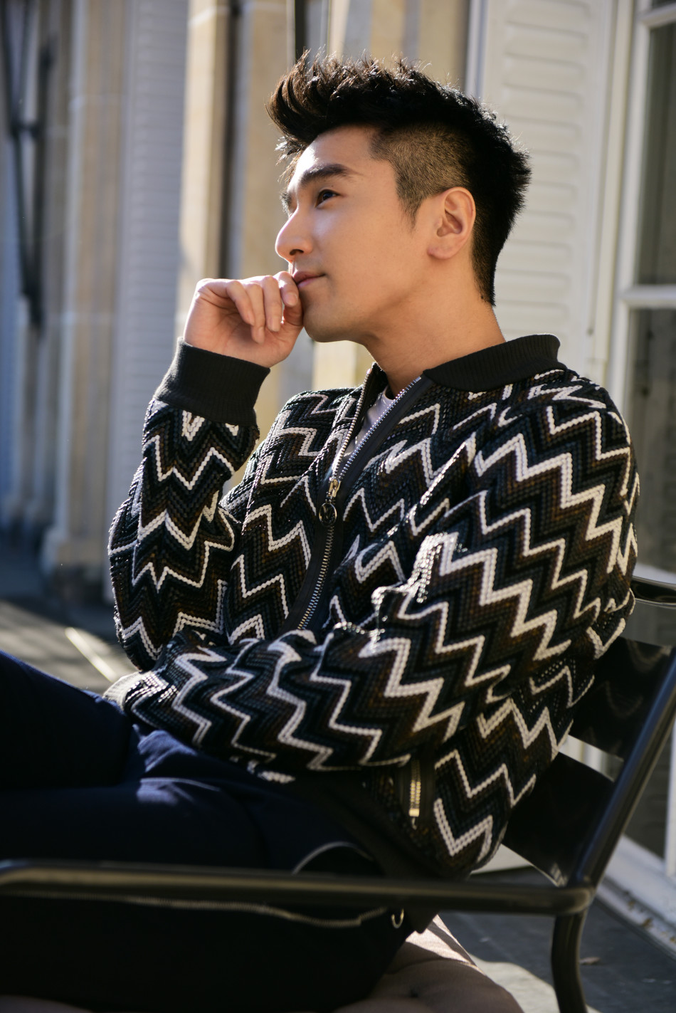 赵又廷巴黎时装周街拍 老花上身型男感十足