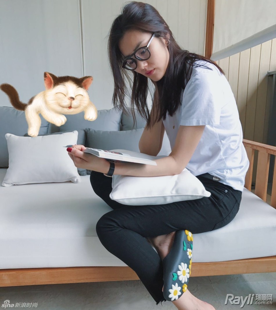 刘雯 大表姐刘雯前几天发了一些文艺清新的日常图片,简单舒适,高级感