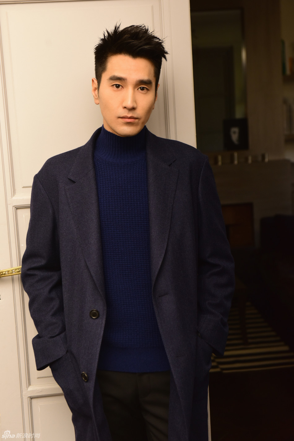 赵又廷穿新款深色风衣助阵cerruti 1881大秀_高清图集_新浪网