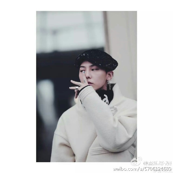 权志龙贝雷帽现身chanel高定秀 比手指凹造型