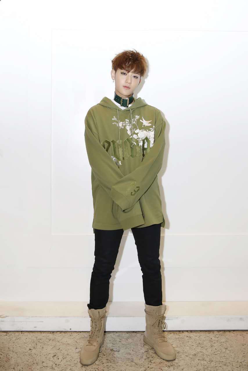 每日美搭 黄子韬军绿卫衣个性帅气