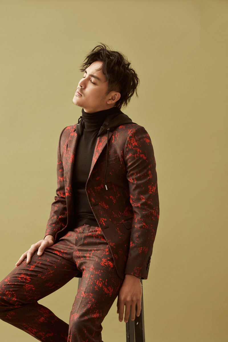 明道雅痞气质写真来袭 眼神坚定笑容诱惑_高清图集_新浪网