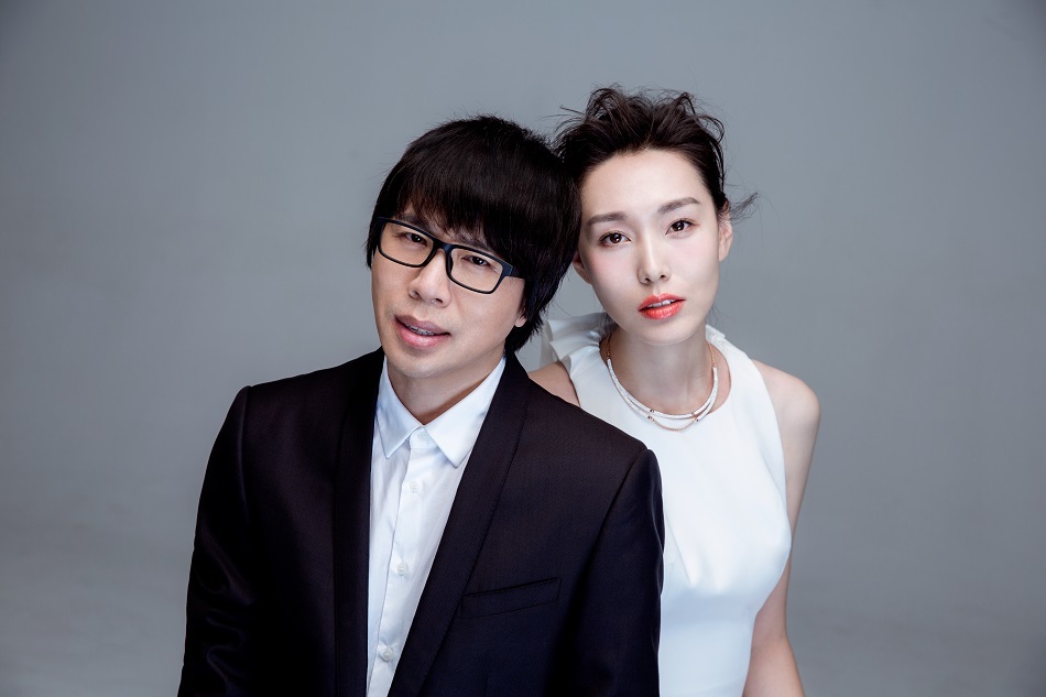 镜头中,卢庚戌一身黑西装与身着白色礼服的妻子张辛怡幸福相依,一如