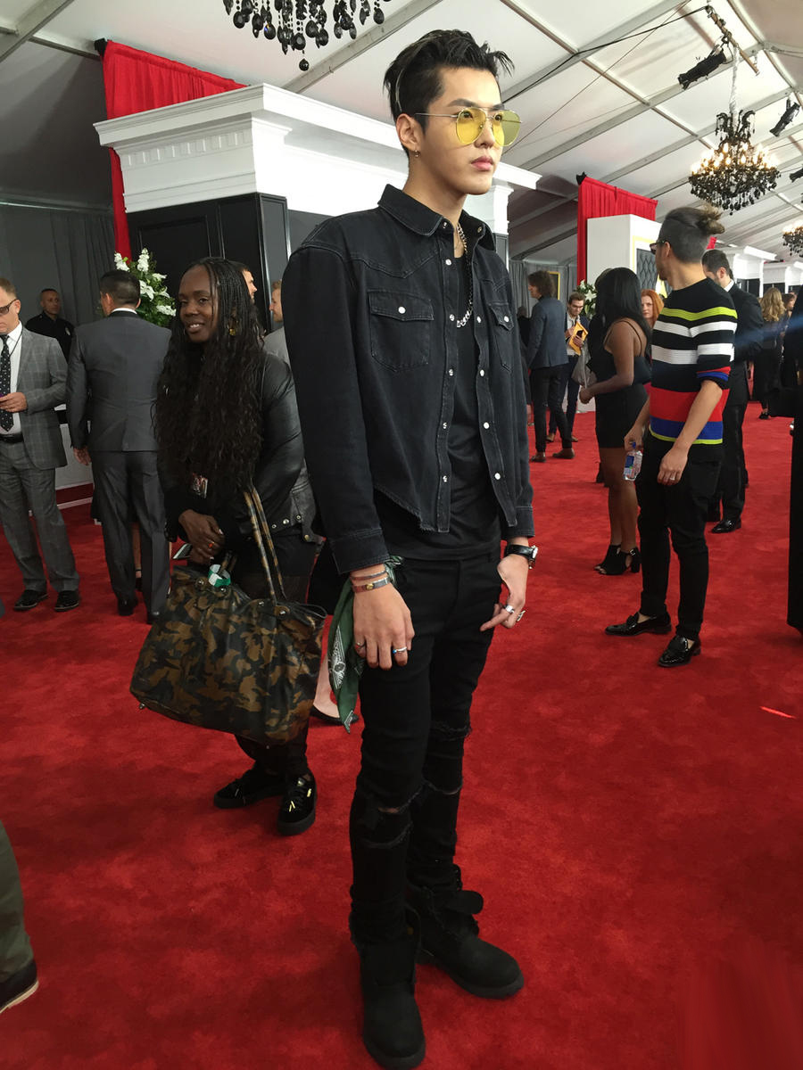 吴亦凡身穿黑色牛仔套装亮相格莱美红毯