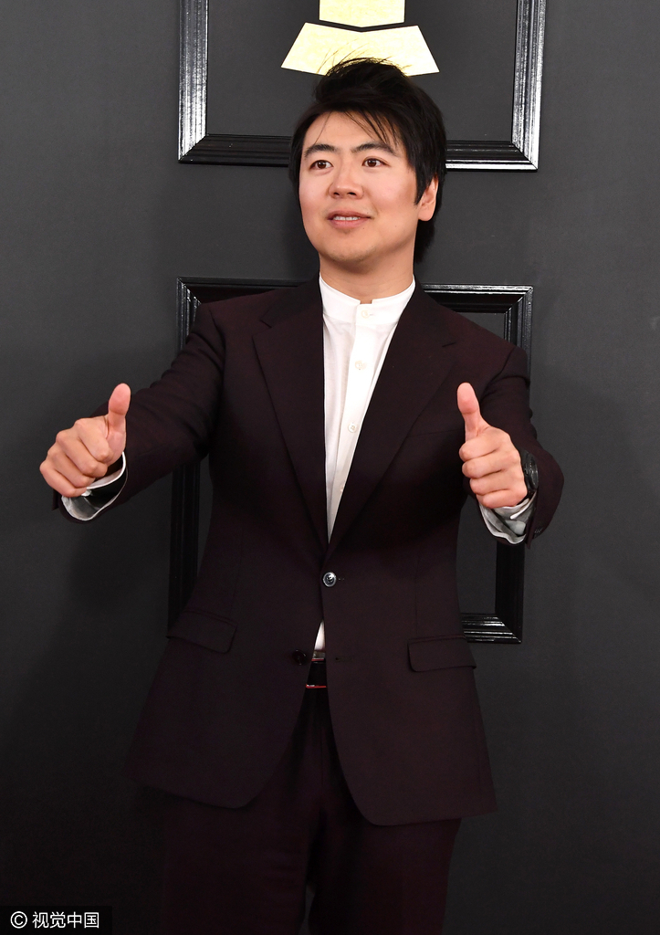 郎朗黑色西装帅气亮相格莱美 红毯pose手势十足_高清图集_新浪网