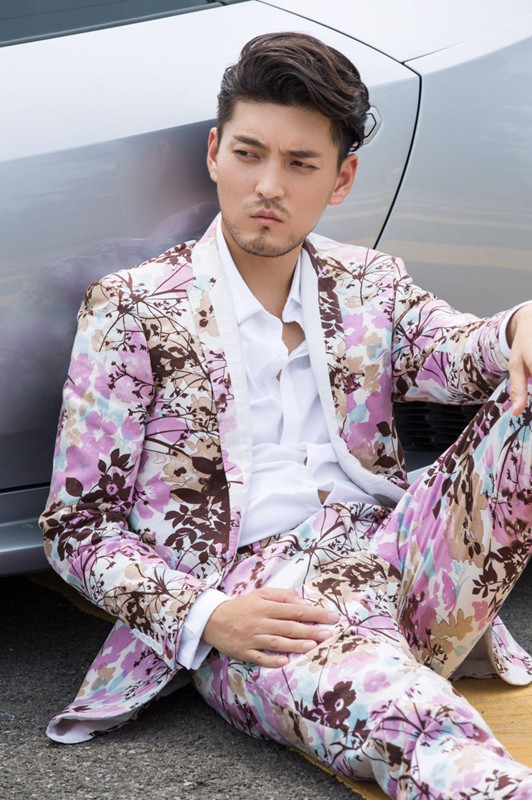 隋咏良情人节变身花花公子 隔空"撩"妹