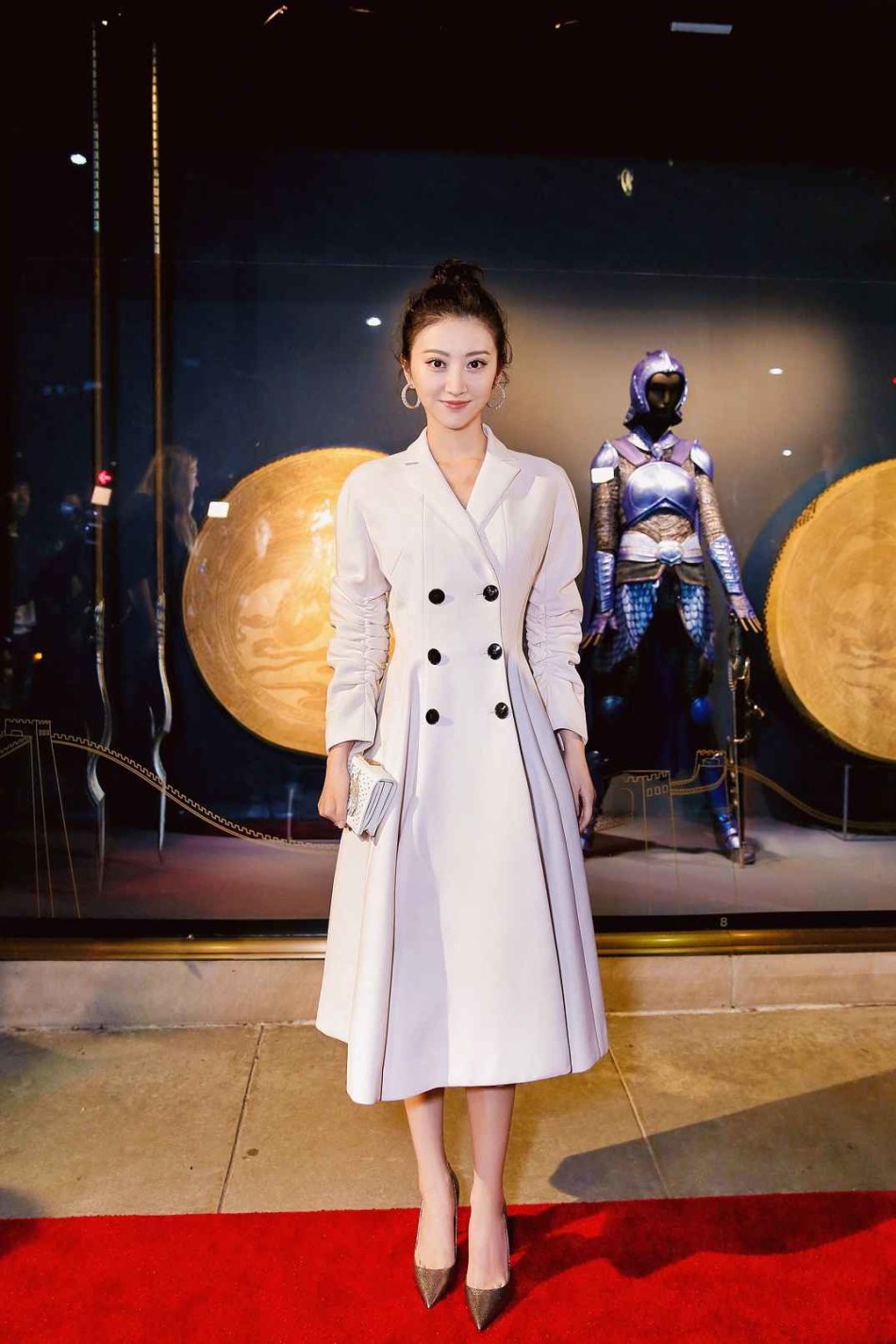 景甜美国宣传《长城》 白色西装裙显优雅气质