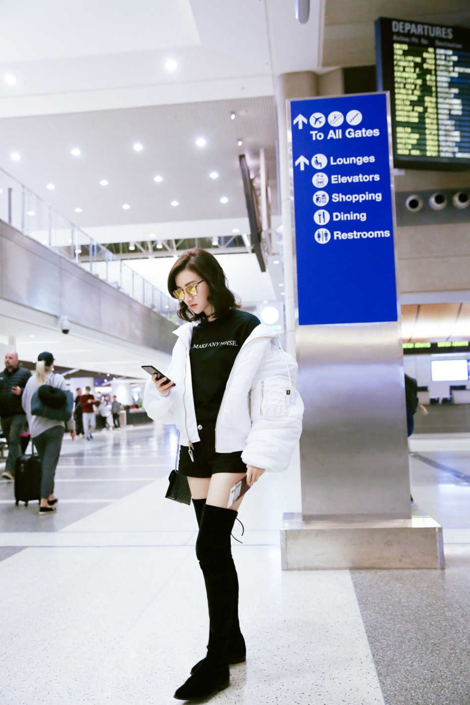 每日美搭 景甜羽绒服配长靴秀美腿