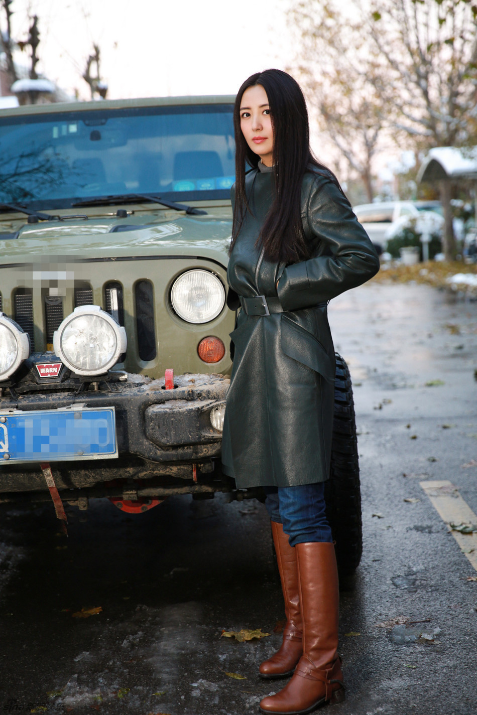 杨童舒素颜皮衣野性写真_高清图集_新浪网